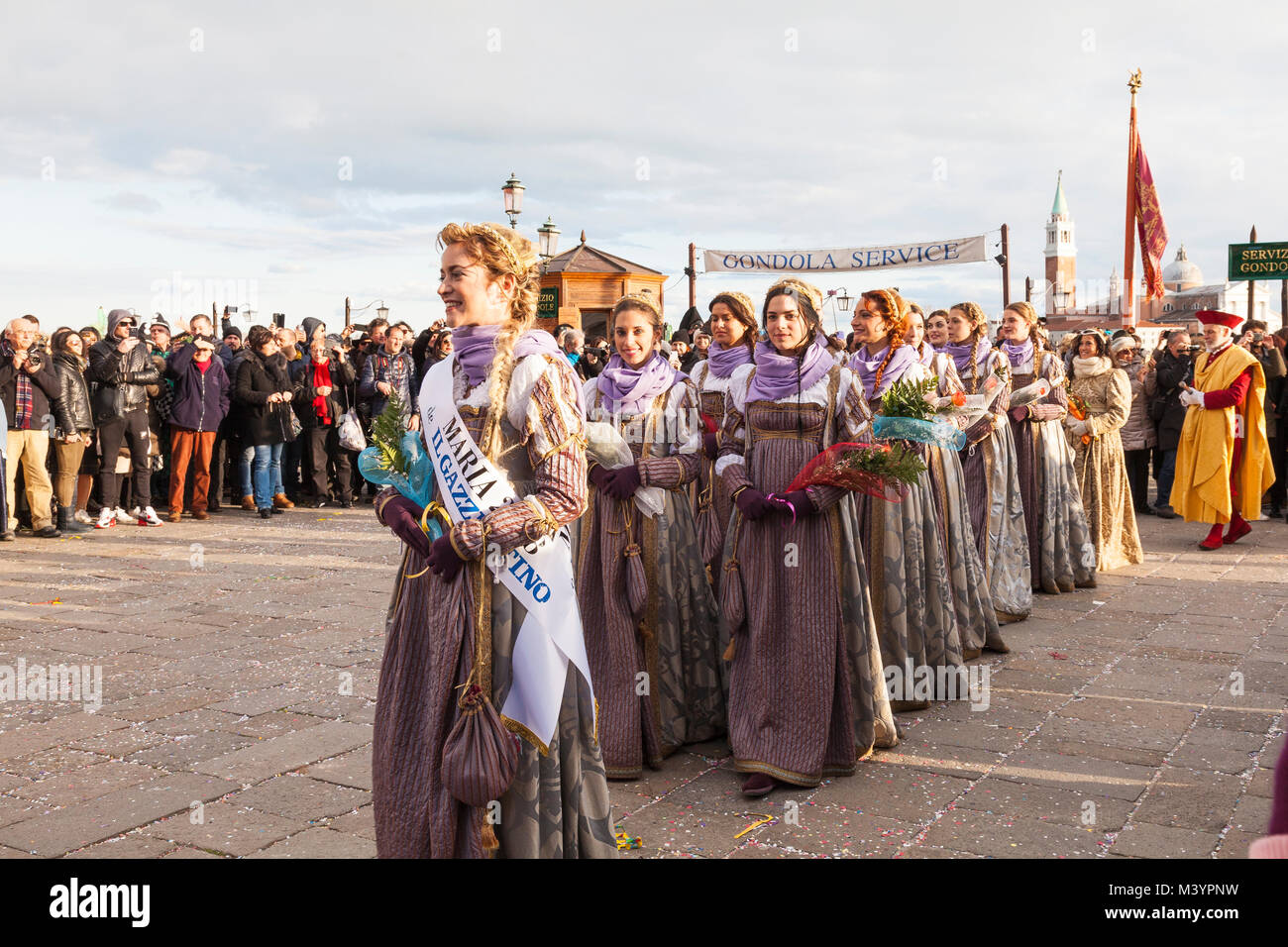 Venezia, Veneto, Italia, 13 febbraio 2018. La finale del 2018 il Carnevale di Venezia con la chiusura di rievocazione parata del 12 Maries e Dogi per la cerimonia di consegna del premio e il volo del leone o il sollevamento della grande bandiera veneziano da Piazza San Marco fino alla cima del Campanile. Quest'anno il Premio Maria va a Erica Chia, la ragazza che conduce la processione del Maries in Piazzetta San Marco. Credit MCpicsAlamy Live News. Foto Stock