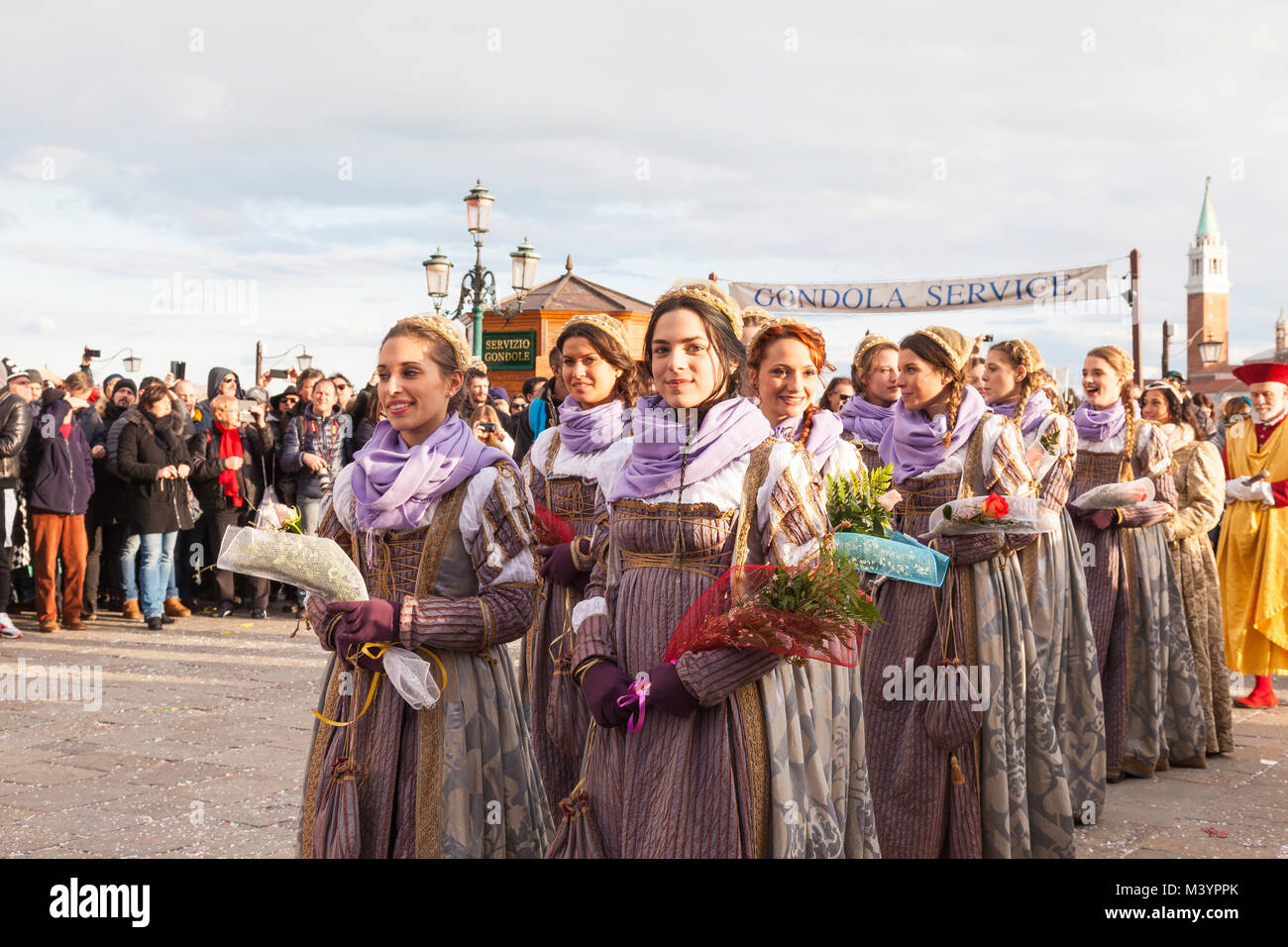 Venezia, Veneto, Italia, 13 febbraio 2018. La finale del 2018 il Carnevale di Venezia con la chiusura di rievocazione parata del 12 Maries e Dogi per la cerimonia di consegna del premio e il volo del leone o il sollevamento della grande bandiera veneziano da Piazza San Marco fino alla cima del Campanile. La processione di Maries entrando in Piazzetta San Marco per la cerimonia di premiazione della Festa della Marie. Credito/MCpics Alamy Live News. Foto Stock