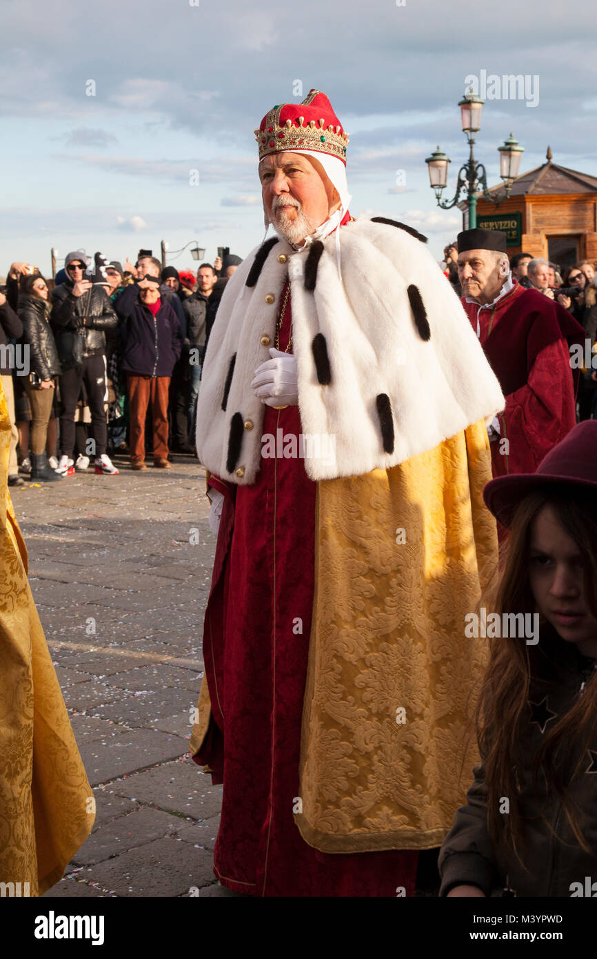 Venezia, Veneto, Italia, 13 febbraio 2018. La finale del 2018 il Carnevale di Venezia con la chiusura di rievocazione parata del 12 Maries e Dogi per la cerimonia di consegna del premio e il volo del leone o il sollevamento della grande bandiera veneziano da Piazza San Marco fino alla cima del Campanile. Questo anno di Maria Award va a 19 anno vecchio Erica Chia. I Dogi entrando in Piazzetta San Marco. Foto Stock