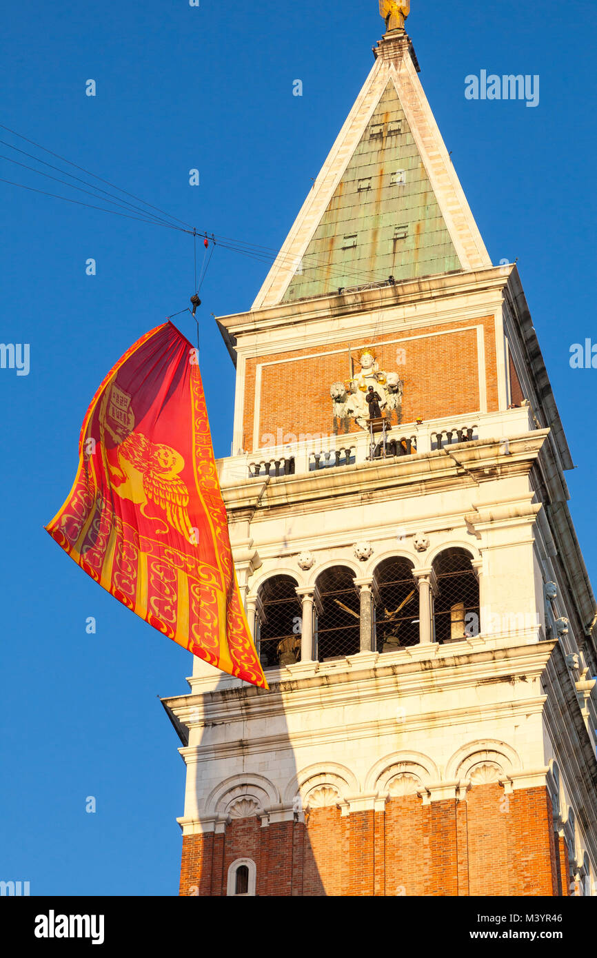 Venezia, Veneto, Italia, 13 febbraio 2018. La finale del 2018 il Carnevale di Venezia con la chiusura di rievocazione parata del 12 Maries e Dogi per la cerimonia di consegna del premio e il volo del leone o il sollevamento della grande bandiera veneziano da Piazza San Marco fino alla cima del Campanile. Foto Stock