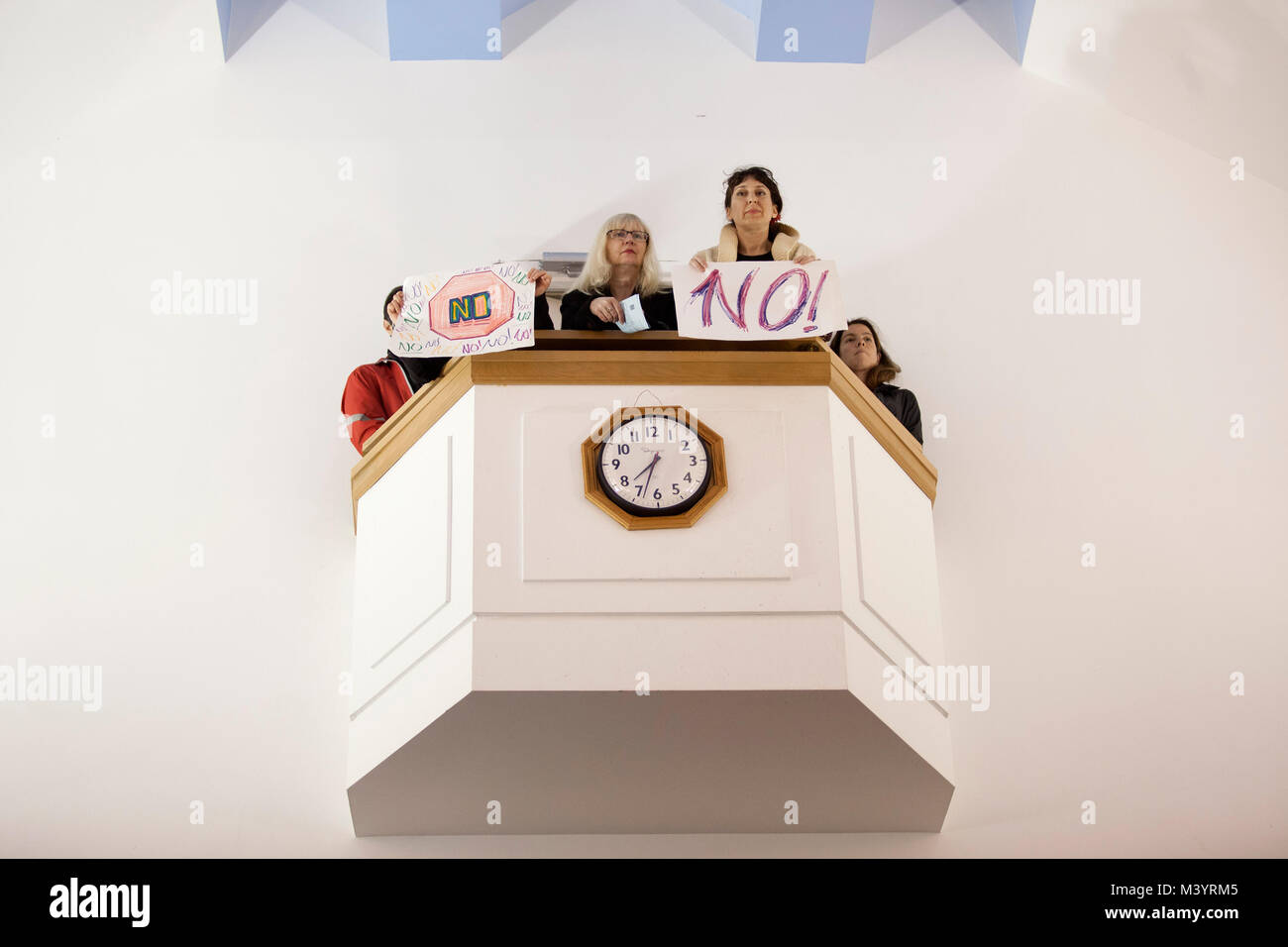 Membri della protesta pubblica un nuovo preposed mall sulla Bathrust San, vicino a Kensington market, nel corso di una consultazione pubblica ospitato da Toronto City pianificazione in Toronto, Canada, giovedì 06 giugno, 2013. Real Estate Investment Trust Company RioCan ha presentato una domanda di ri-zone di proprietà presso il College e Bathurst intersezione che consentano la costruzione di un 3-storey mall inclusi a 2 piani Walmart. Foto Stock