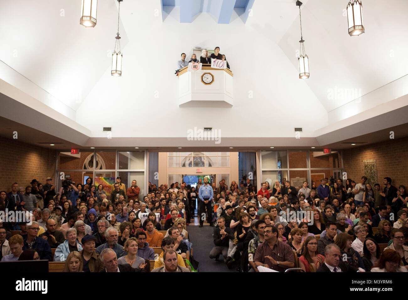 Toronto pianificazione della città ospita una consultazione pubblica su un progetto di nuovo centro commerciale sul Bathurst San, vicino a Kensington Market, al city hall di Toronto, Canada, giovedì 06 giugno, 2013. Real Estate Investment Trust Company RioCan ha presentato una domanda di ri-zone di proprietà presso il College e Bathurst intersezione che consentano la costruzione di un 3-storey mall inclusi a 2 piani Walmart. Foto Stock