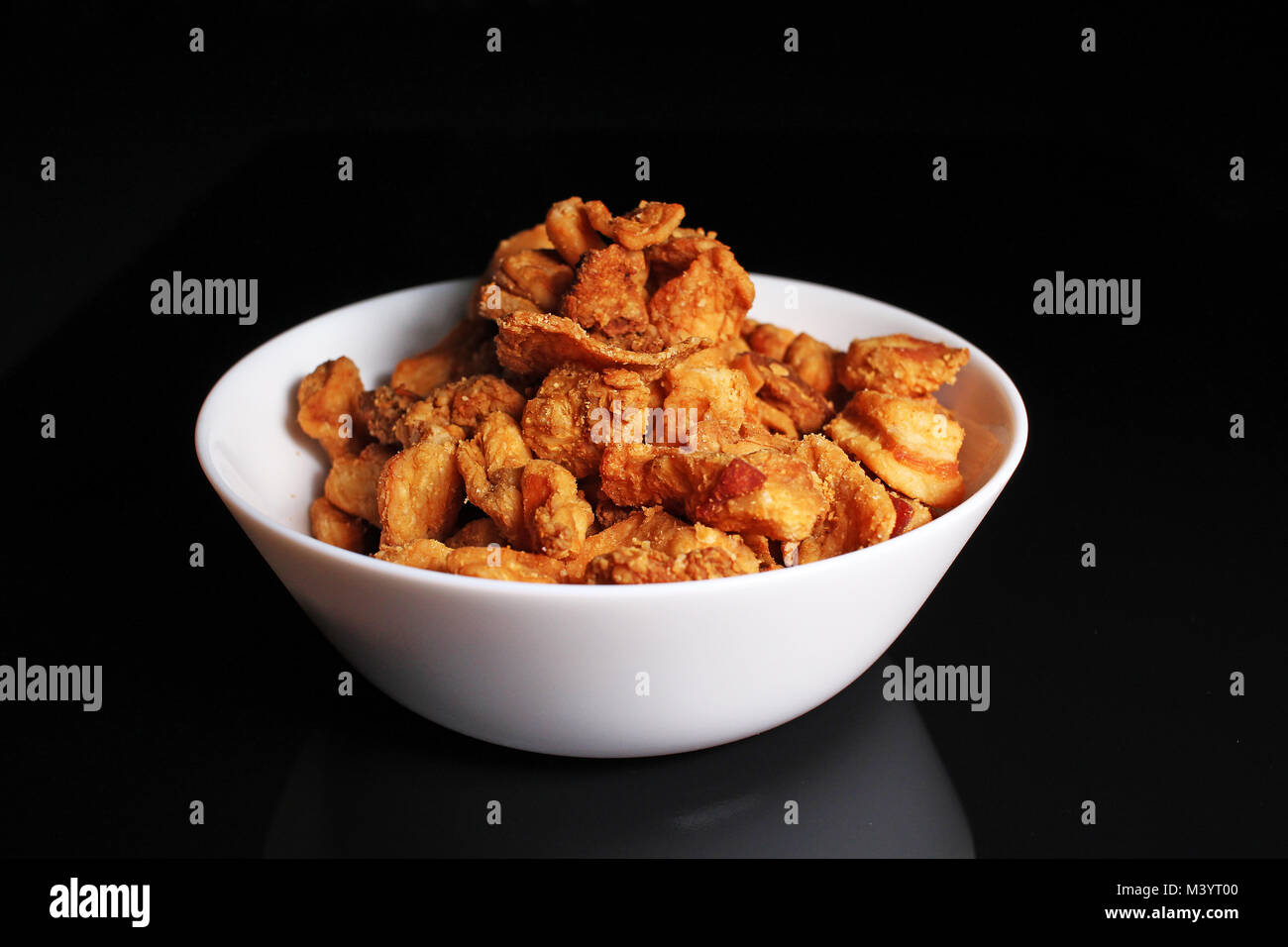 I Ciccioli Ciccioli Croccante Frittura Di Strutto Di Maiale In Crosta Riflettente Nero Di Sfondo Per Studio Isolato Nero Specchio Lucido Specchiato Sfondo Per Ogni Concetto Foto Stock Alamy