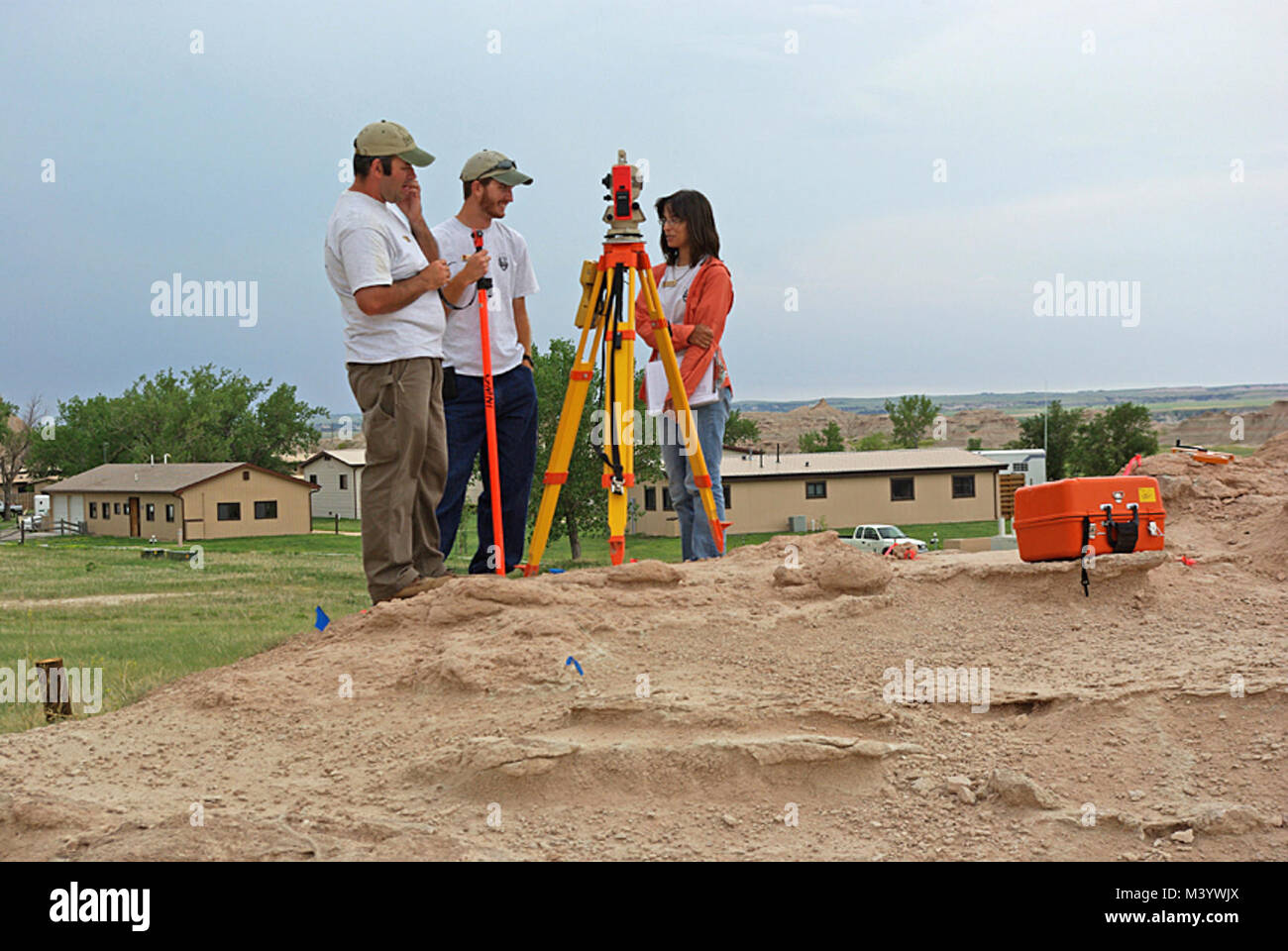 Michael, Danny e Michelle preparare il sito di Saber griglia. Prima di iniziare le operazioni di scavo presso il sito di Saber, una griglia doveva essere stabilito sul sito di riferimento. Foto Stock