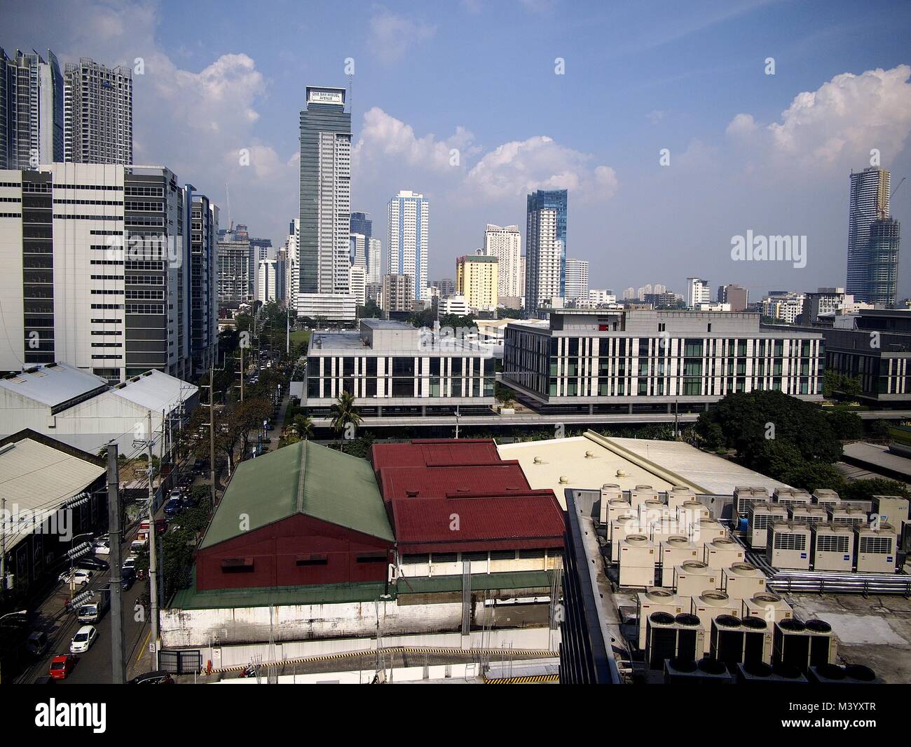 MANDALUYONG City, Filippine - Febbraio 1, 2018: Edifici e grattacieli nel quartiere centrale degli affari di Mandaluyong City, Filippine. Foto Stock
