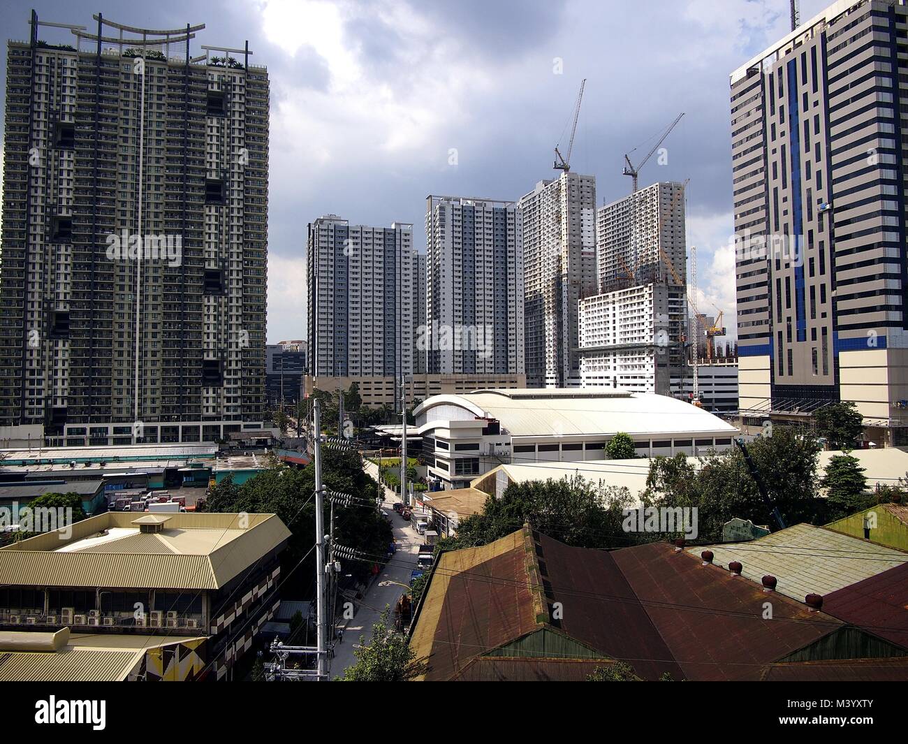 MANDALUYONG City, Filippine - Febbraio 1, 2018: Edifici e grattacieli nel quartiere centrale degli affari di Mandaluyong City, Filippine. Foto Stock