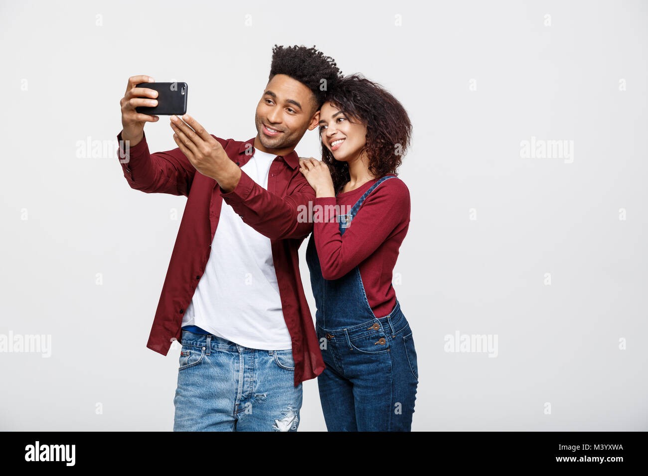 I giovani africani attraente coppia americana posa per selfie posano con  smart phone Foto stock - Alamy