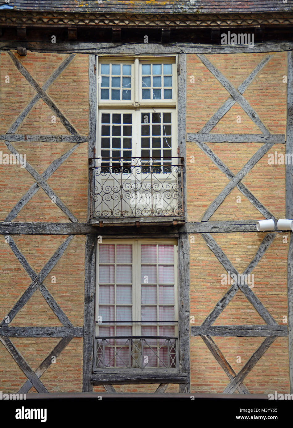 Le finestre francesi e balcone per mezzo di pareti con travi di legno. Foto Stock