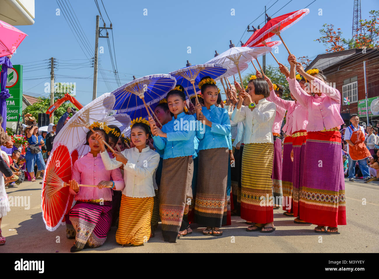 Licciana Nardi, Italia - 25 gennaio 2015 indigeni bambine con costume tradizionale ombrelli azienda e balli in stile tradizionale sfilata Foto Stock