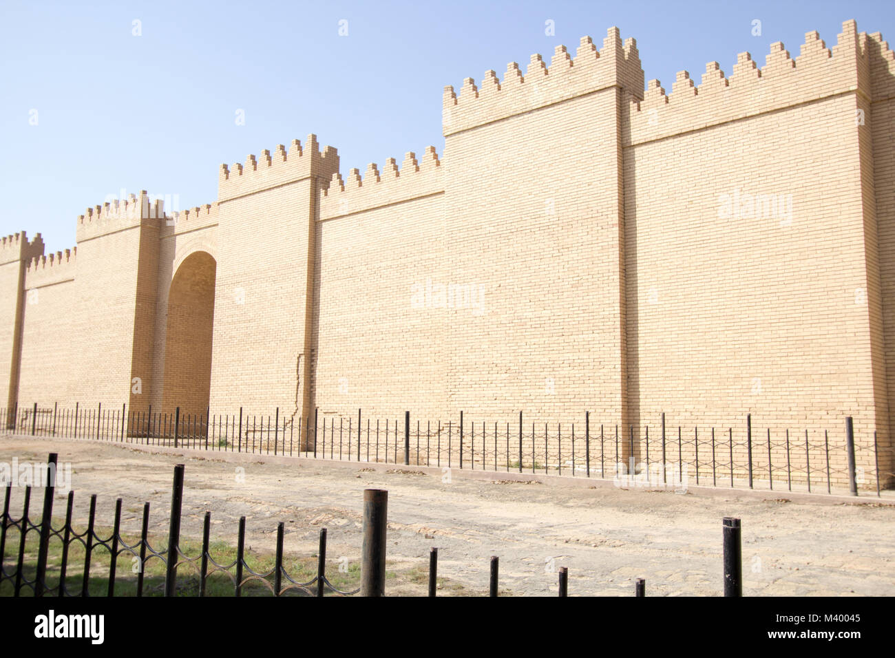Foto di mura della città antica di Babilonia nella Babele Provincia sud