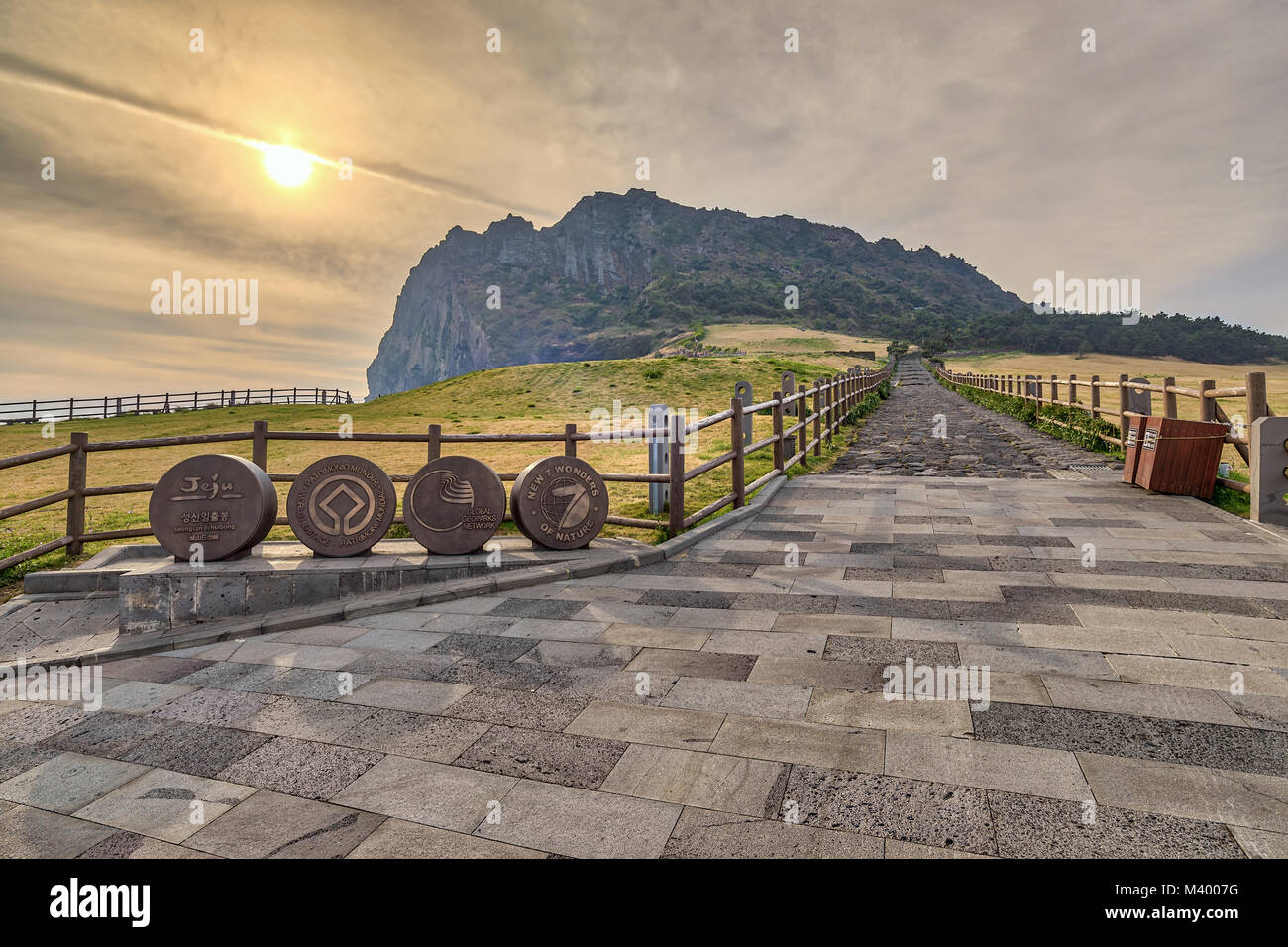 Sunrise a Jeju fare Seongsan Ilchulbong, Jeju Island, Corea del Sud Foto Stock