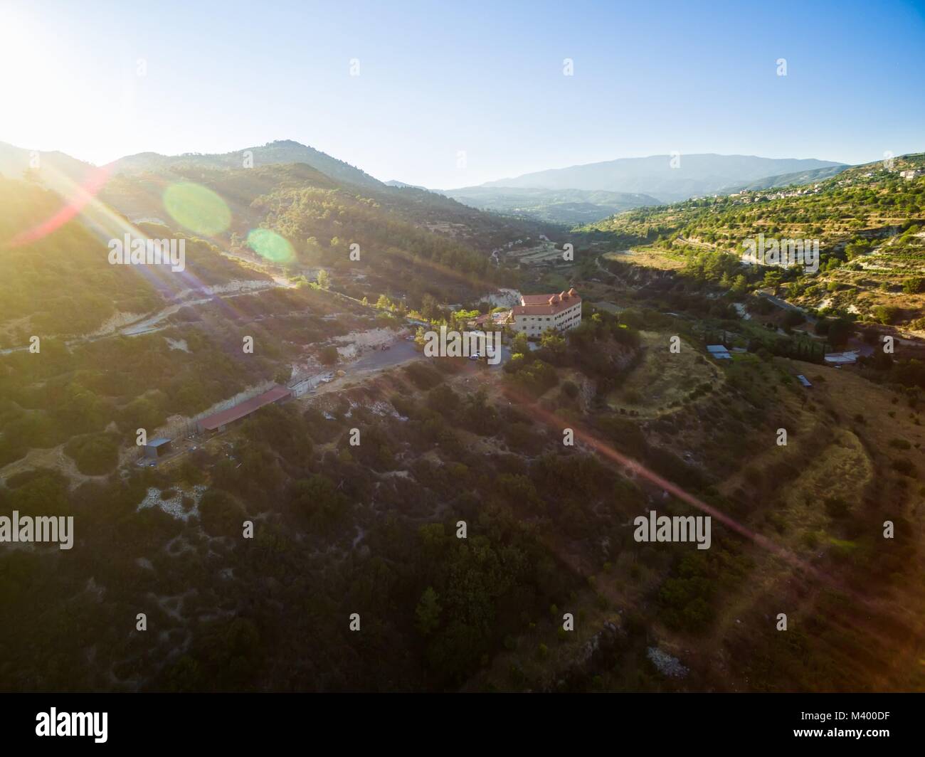 Antenna ad occhio d'uccello del cristiana ortodossa greca Santo Monastero di Panayia Amasgous nel villaggio Monagri, Limassol, Cipro. La pietra tradizionale cera Foto Stock