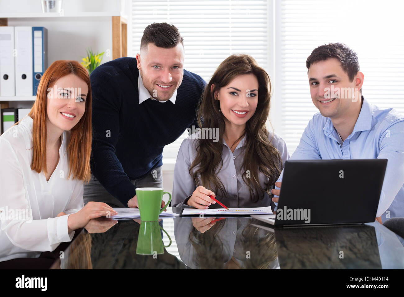 Un gruppo di uomini di affari che lavorano in riunione al lavoro in ufficio Foto Stock