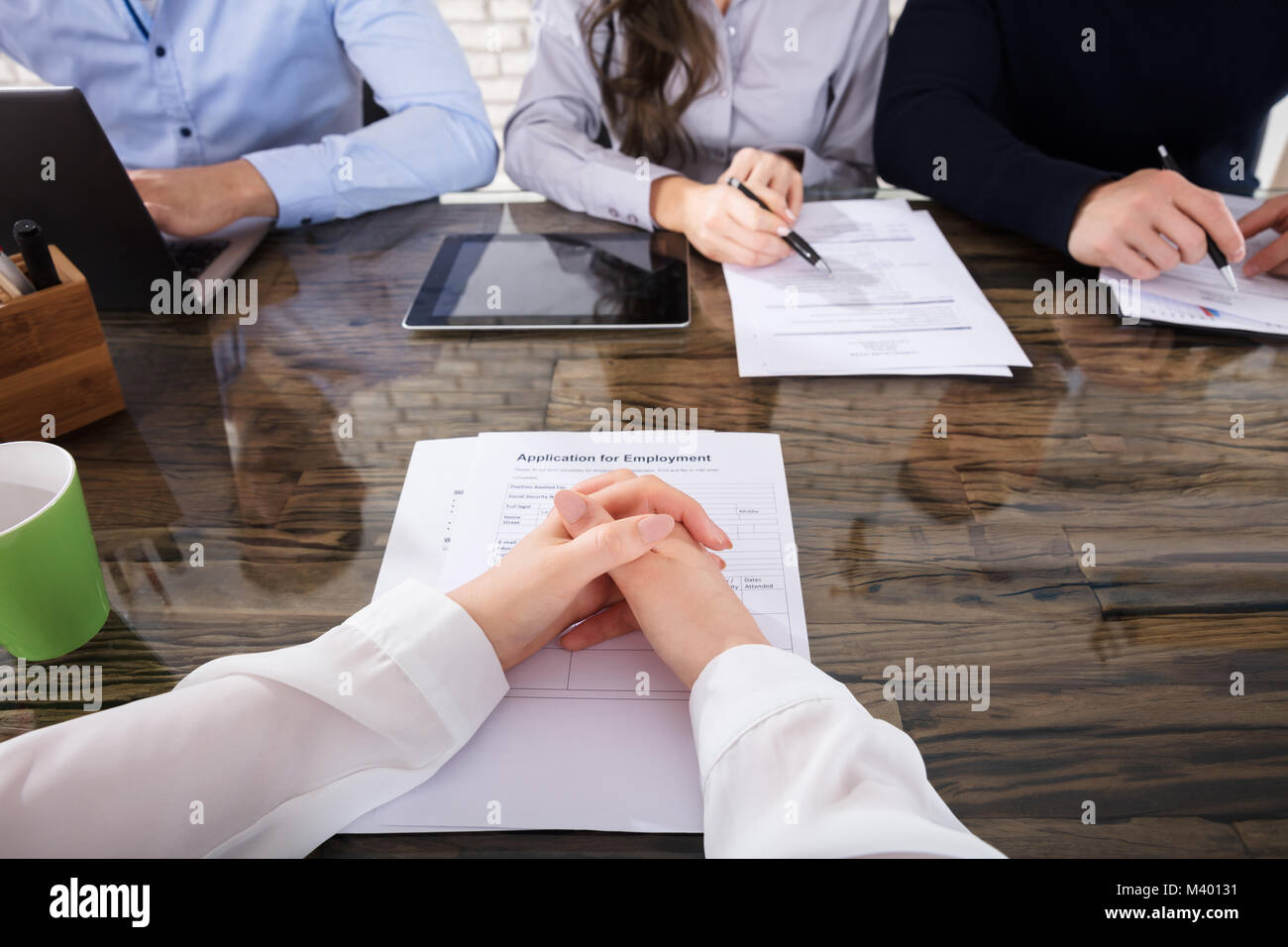 Ricorrente nella parte anteriore del Corporate assunzione ufficiali per l'intervista in ufficio Foto Stock