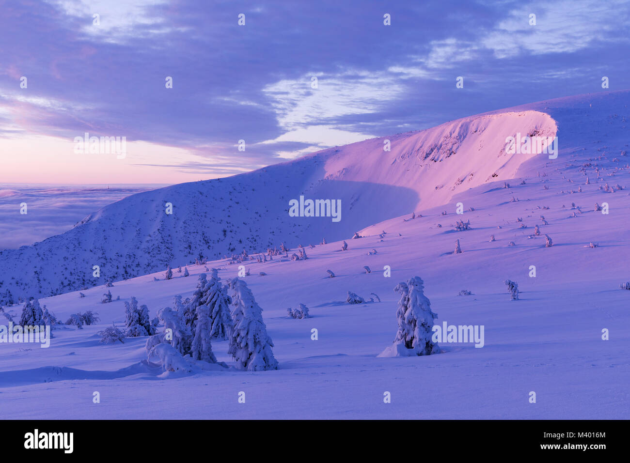 Obri Dul Valle Krkonoce in montagna in inverno. Repubblica ceca, Morming vista dal sentiero per la vetta del Monte Snezka. Repubblica ceca. Foto Stock