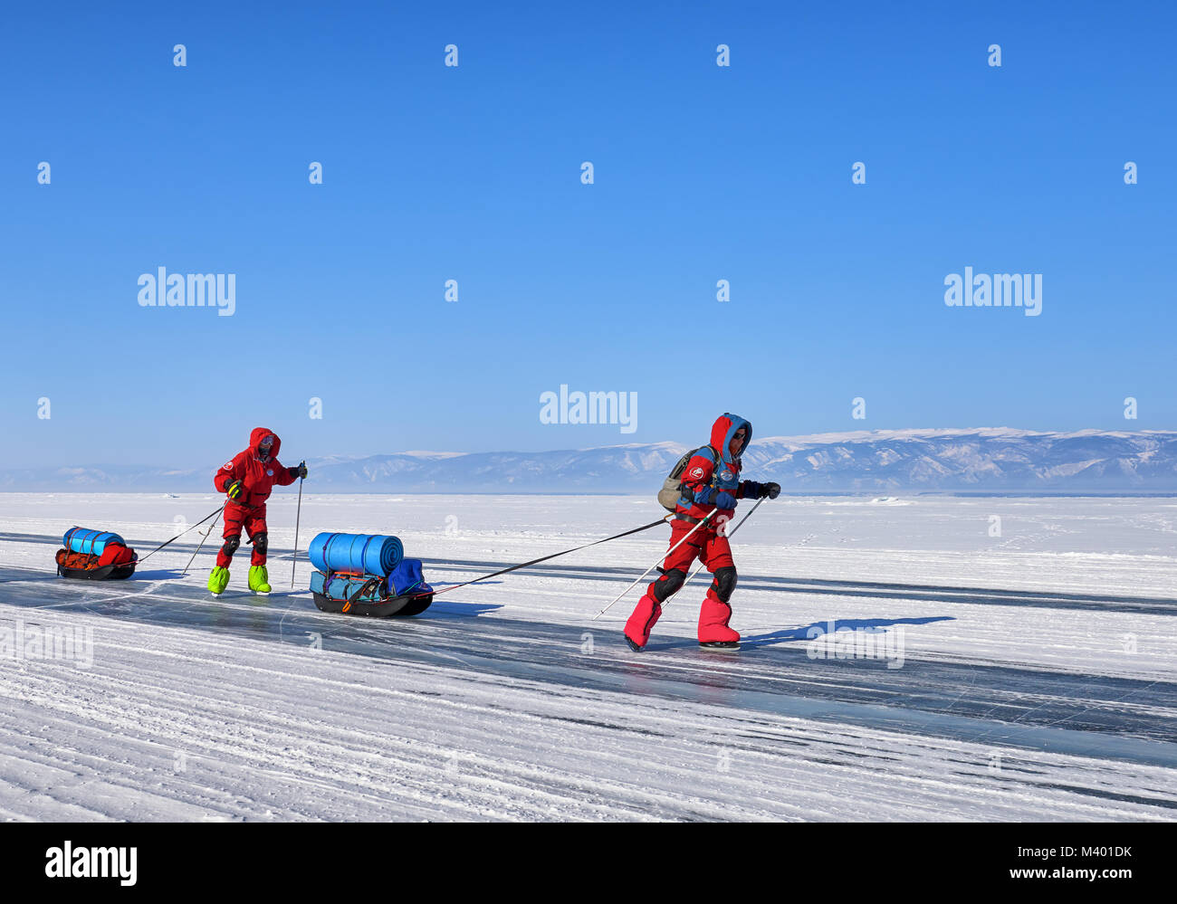 Lago Baikal, Regione di Irkutsk, Russia - Marzo 08, 2017: due donne su pattini spostarsi attivamente su ghiaccio. Big Baikal spedizione in condizioni di bassa temperatura Foto Stock