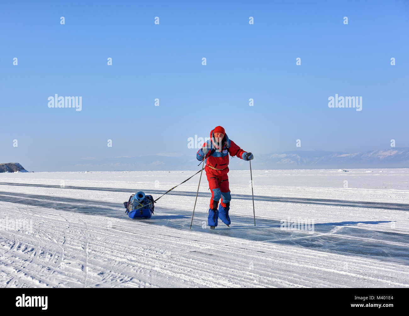Lago Baikal, Regione di Irkutsk, Russia - Marzo 08, 2017: Un uomo è il pattinaggio su ghiaccio. Gli stati di inverno spedizione al Lago Baikal Foto Stock