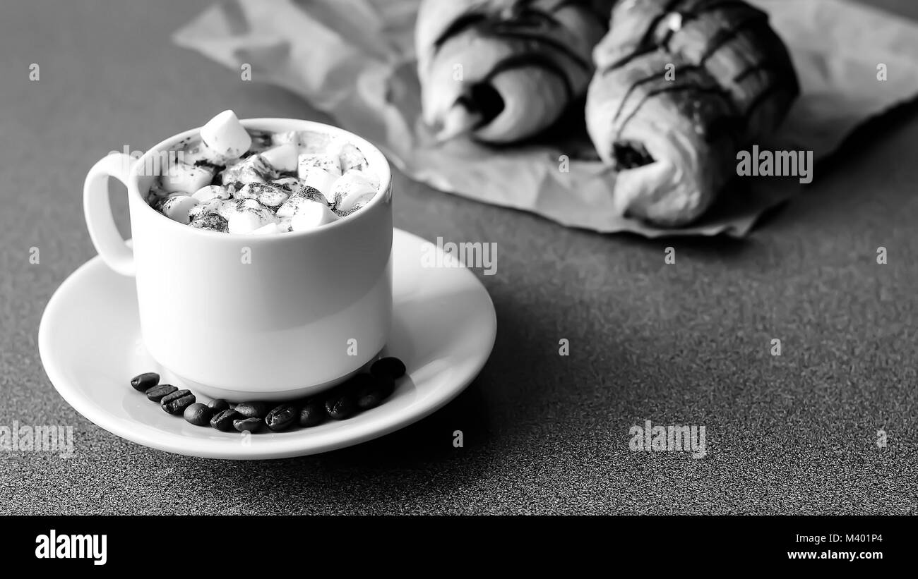 Cornetti freschi con cioccolato sul tavolo. Deliziosa Breakfas Foto Stock