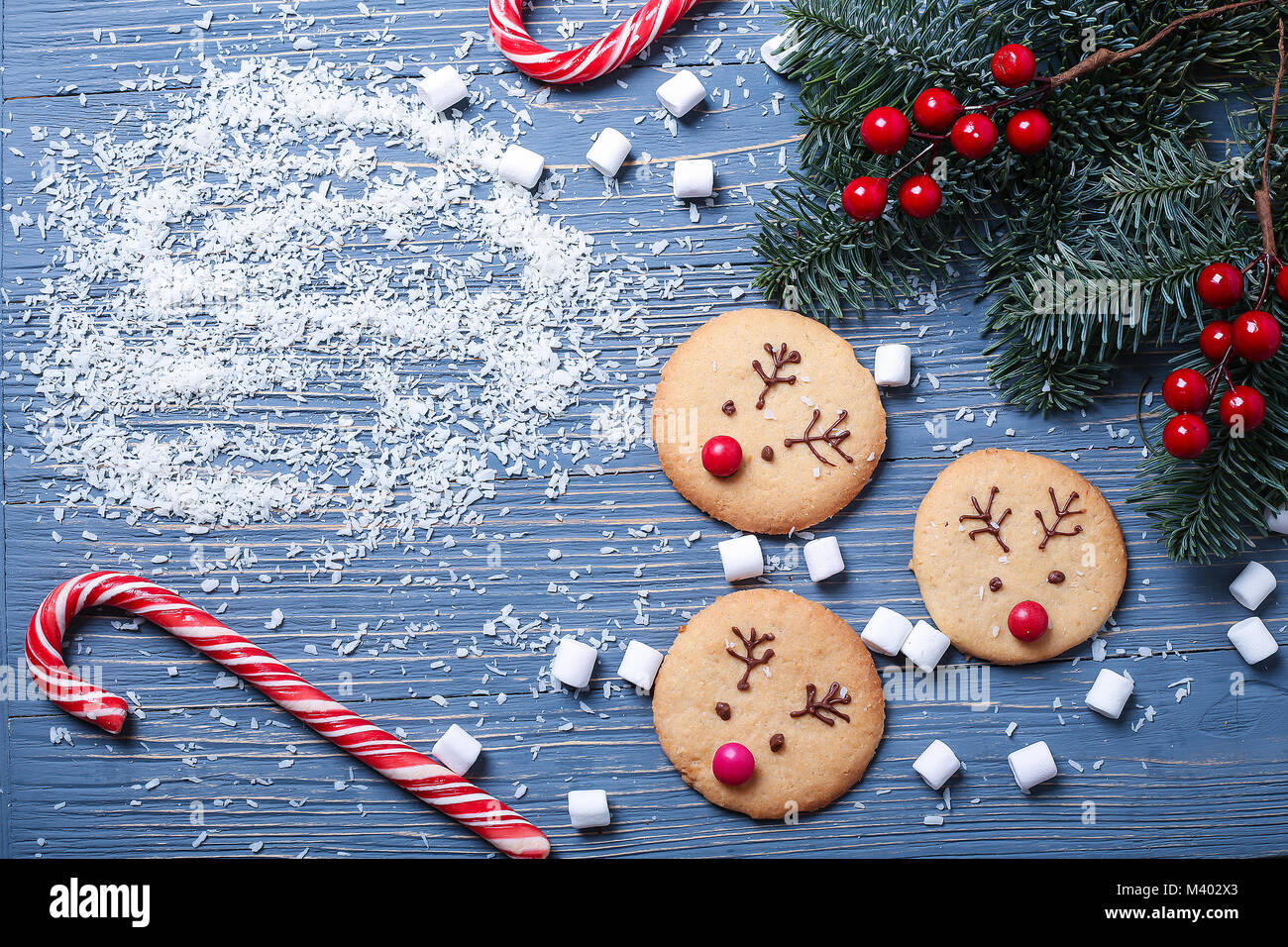 Dolci Di Natale X Bambini.Biscotti Di Natale E Dolcetti Sul Tavolo Dolce Doni Per Bambini Foto Stock Alamy