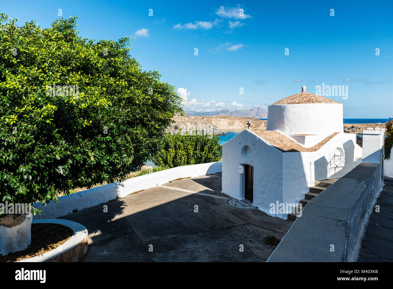 Tipica chiesa bianca nella città di Lindos, l' isola di Rodi, Grecia Foto Stock