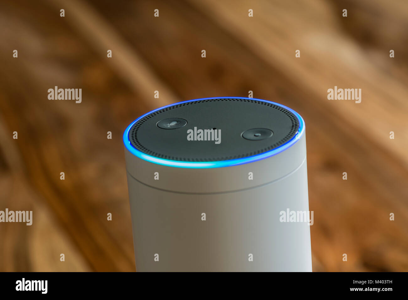 MUENSTER - Gennaio 27, 2018: Bianco Amazon Eco Plus, Alexa servizio vocale attivato il sistema di riconoscimento fotografata sul tavolo di legno nel soggiorno Foto Stock