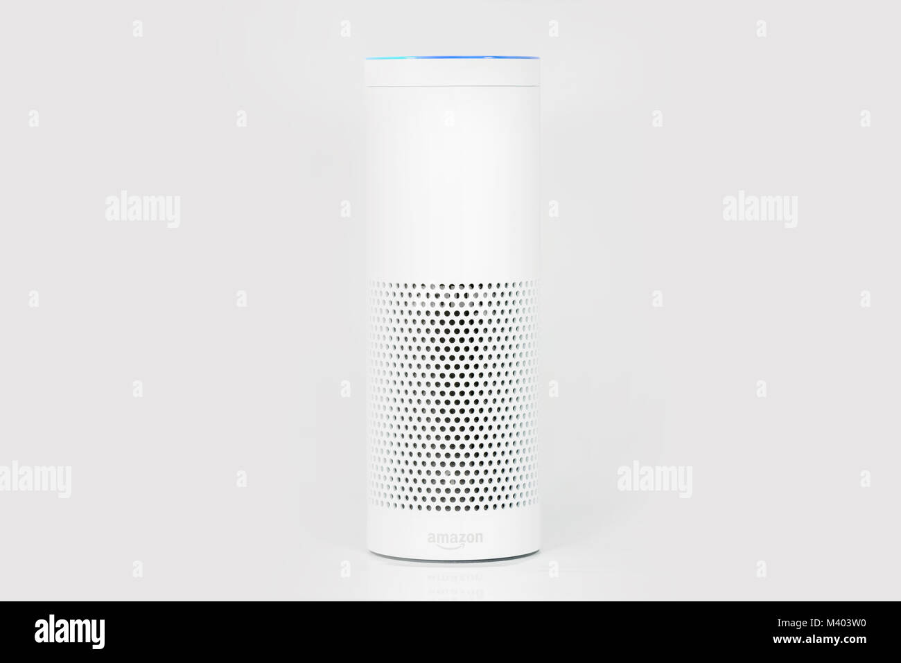 MUENSTER - Gennaio 27, 2018: Bianco Amazon Eco Plus, Alexa servizio vocale attivato il sistema di riconoscimento fotografato su bianco studio sfondo, Packshot Foto Stock