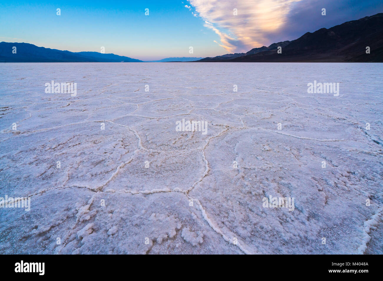 Bad bacino d'acqua paesaggio al tramonto ,parco nazionale della valle della morte,California , Stati Uniti d'America. Foto Stock