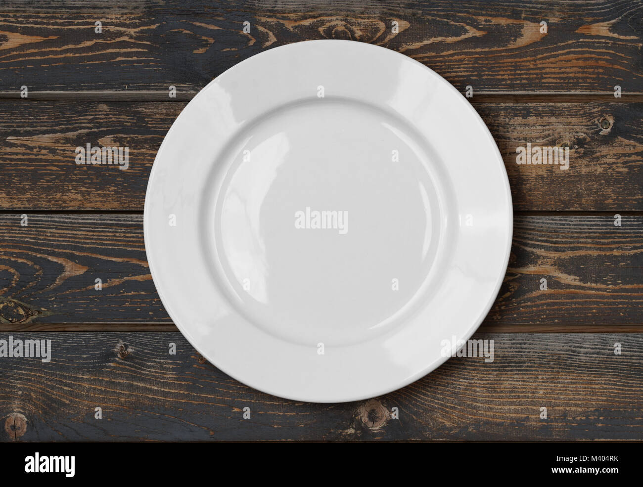 Vuoto bianco piastra cena sulla tavola di legno Foto Stock