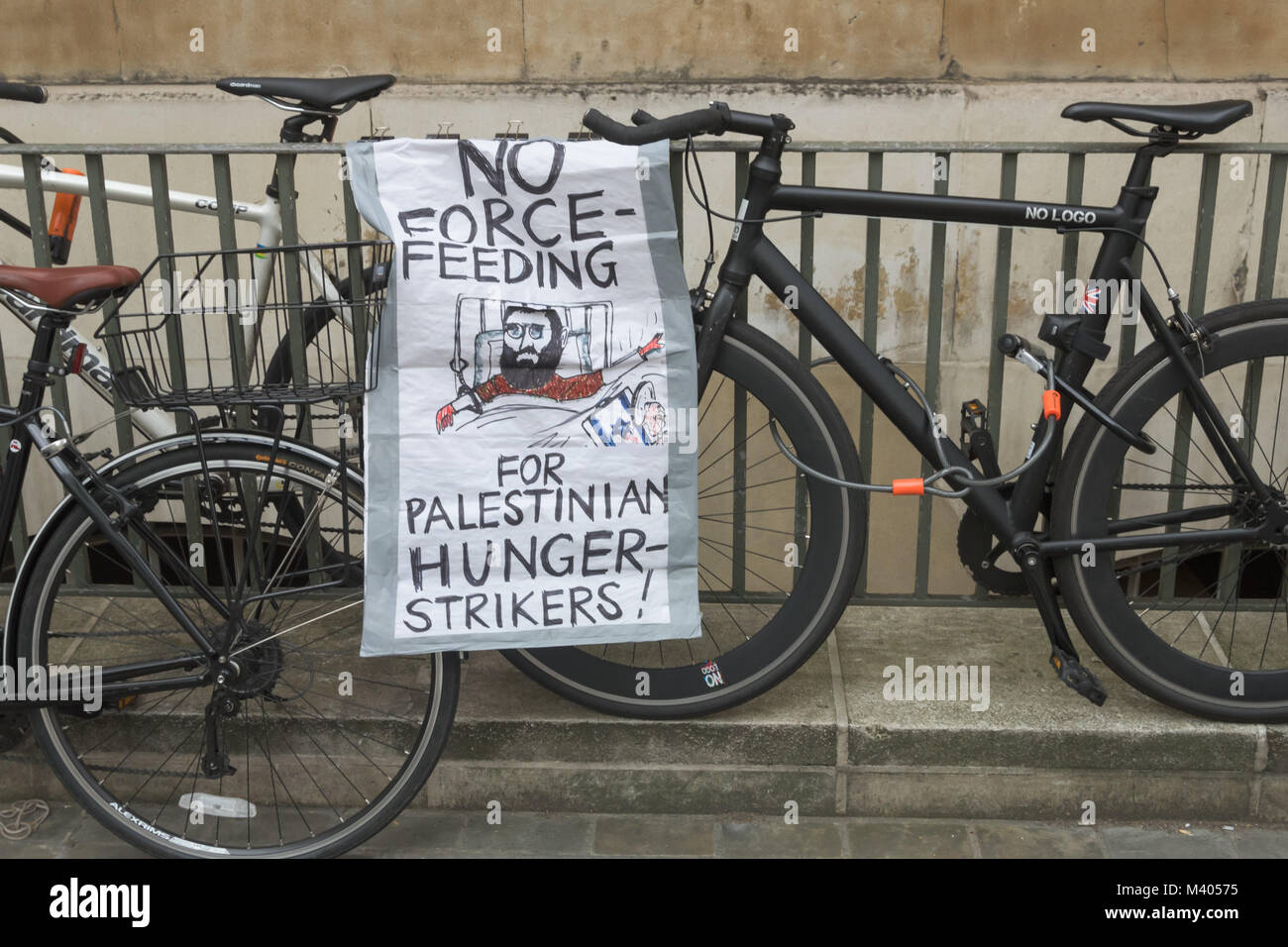 'No Force-Feeding per i palestinesi Hunger-Strikers!, dice un banner portato a dimostranti presso la BBC callng su di esso per relazione abbastanza circa la detenzione illegale di palestinesi compresi i due attaccanti della fame. Foto Stock