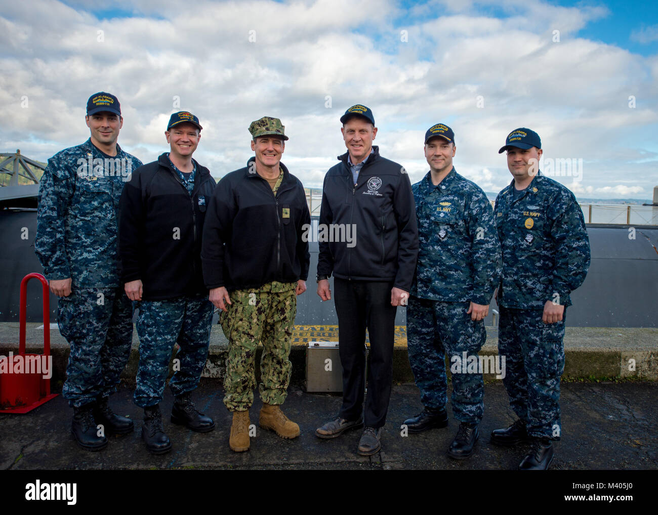 BANGOR, nello Stato di Washington (Feb. 9, 2018) Vice Segretario della Difesa Patrick Shanahan ha visitato il personale e le strutture assegnate al comandante Gruppo Sommergibili 9 in corrispondenza della base navale Kistap-Bangor, Washington in un tour evidenziando la dissuasione strategica della missione. (U.S. Foto di Marina di Massa lo specialista di comunicazione 2a classe Nancy C. diBenedetto/rilasciato) Foto Stock