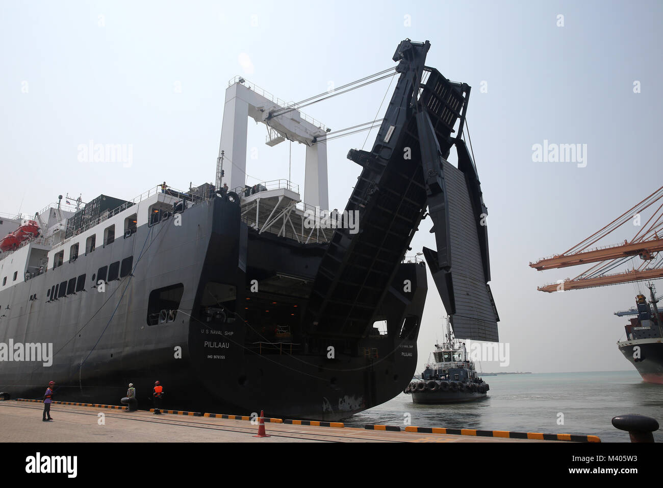 180206-N-IX266-003 Laem Chabang, Thailandia-Sealift militare del comando (MSC) grandi, medie velocità, roll-on/roll-off nave USNS Pililaau (T-AK 304) riduce la sua rampa al porto qui prima di operazioni di scarico a sostegno del Cobra Gold 2018, Feb. 5. La USNS Pililaau è parte dei marittimi delle navi di preposizionamento Squadron tre, che consiste di una flotta di proprietà del governo delle navi gestite da MSC e si basa in Guam-Saipan area dell'Oceano Pacifico occidentale. CG18 è un Tailandia e Stati Uniti co-sponsorizzato esercizio condotte annualmente nel Regno di Thailandia. (U.S. Foto della marina da Grady T. Fontana/Re Foto Stock