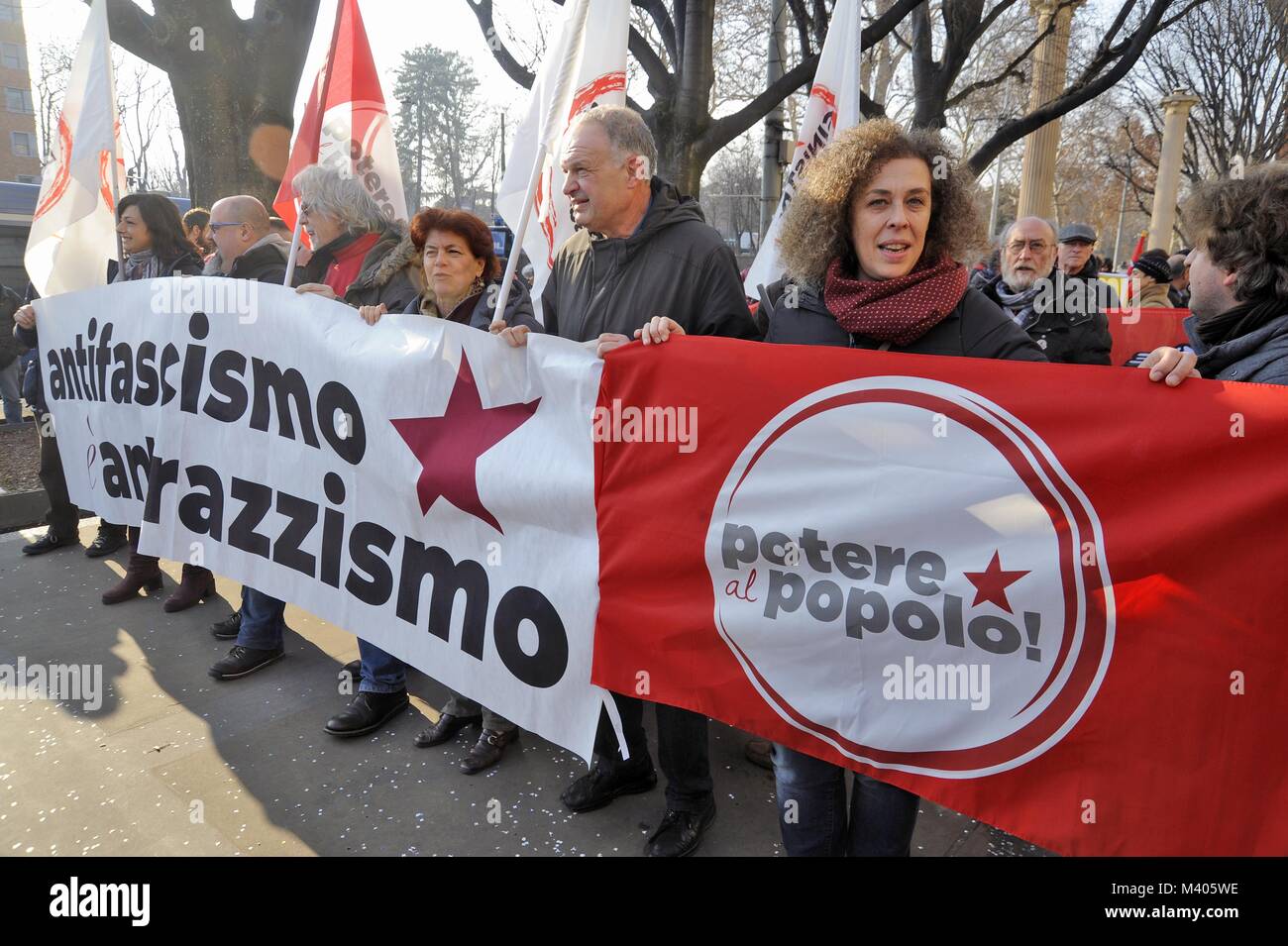 Milano, 10 febbraio 2018 anti-fascista e anti-razzista dimostrazione dopo un certo numero di episodi di violenza e di criminalità in tutta Italia e in segno di protesta contro la presenza di neo-fasciste nelle elezioni politiche. Foto Stock