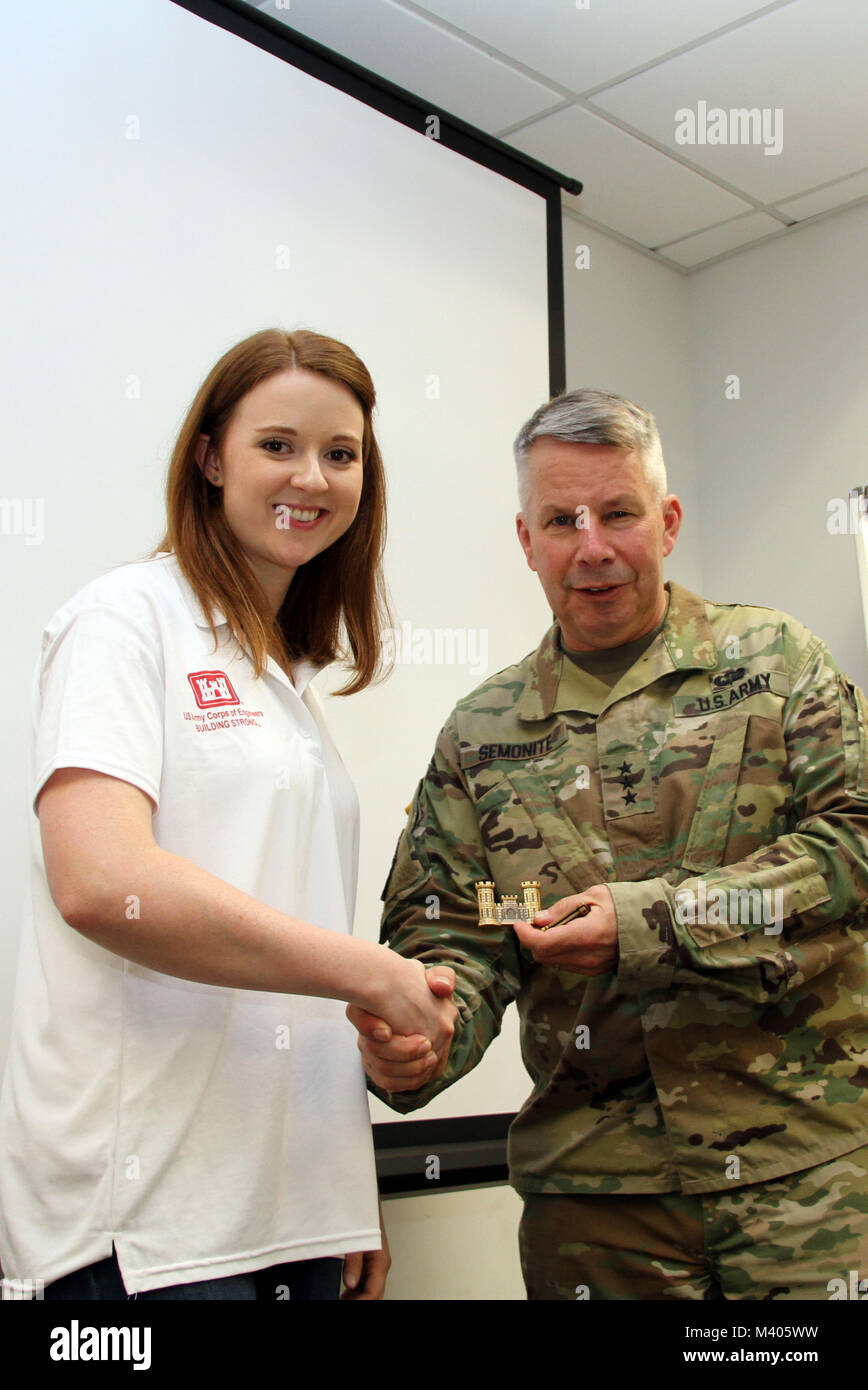 New Orleans del distretto di Julie Smith ha ricevuto un comandante moneta da parte degli Stati Uniti Dell'esercito 54th capo degli ingegneri Lt. Gen. Todd Semonite per il suo lavoro durante una distribuzione di Puerto Rico il supporto di uragano Maria/uragano Irma di risposta e di ripristino. Lt. Gen. Semonite riconosciuto Smith e diversi altri distribuito U.S. Esercito di ingegneri dipendenti durante una visita a Sud Atlantico della divisione è sede di avanzamento in Guaynabo, Puerto Rico con principale Vice Assistente Segretario dell'esercito per le opere civili Ryan Fisher. Foto Stock