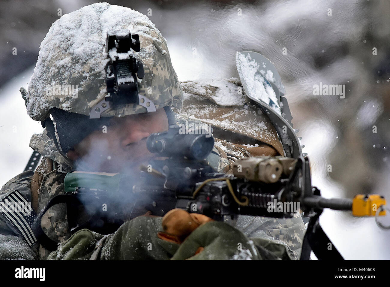 Un soldato da B Company, 1° Battaglione, quinto reggimento di fanteria, 1° Stryker Brigade Combat Team, XXV divisione di fanteria si impegna le forze nemiche durante il funzionamento conca, 6 febbraio 2018, presso il multi-purpose campo di addestramento su base comune Elmendorf-Richardson. Un follow-on esercizio per il breve preavviso esercizio di distribuzione spinta artico, conca ammessi 1-5 fanteria la possibilità di allenarsi per un battaglione di bracci combinata live-fire esercizio sulle gamme JBER, quasi 350 miglia dalla loro casa station a Fort Wainwright. (Esercito foto/John Pennell) Foto Stock