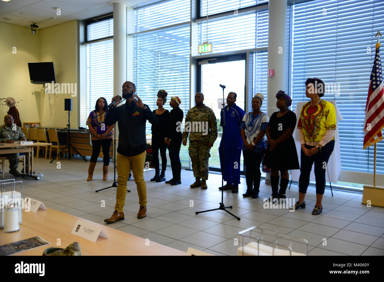 La Comunità Evangelica Fratellanza ministero musicale esegue durante la storia nero mese rispetto al Grafenwoehr Dinning Facility, Grafenwoehr, Germania, 6 febbraio 2018. (U.S. Esercito Foto di Spc. Emily Houdershieldt) Foto Stock