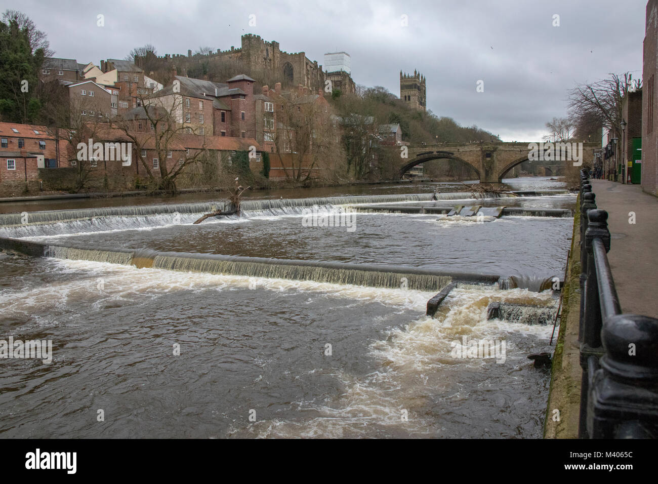 Vista verso la cattedrale e castello di Durham attraverso il fiume indossare in inverno Foto Stock