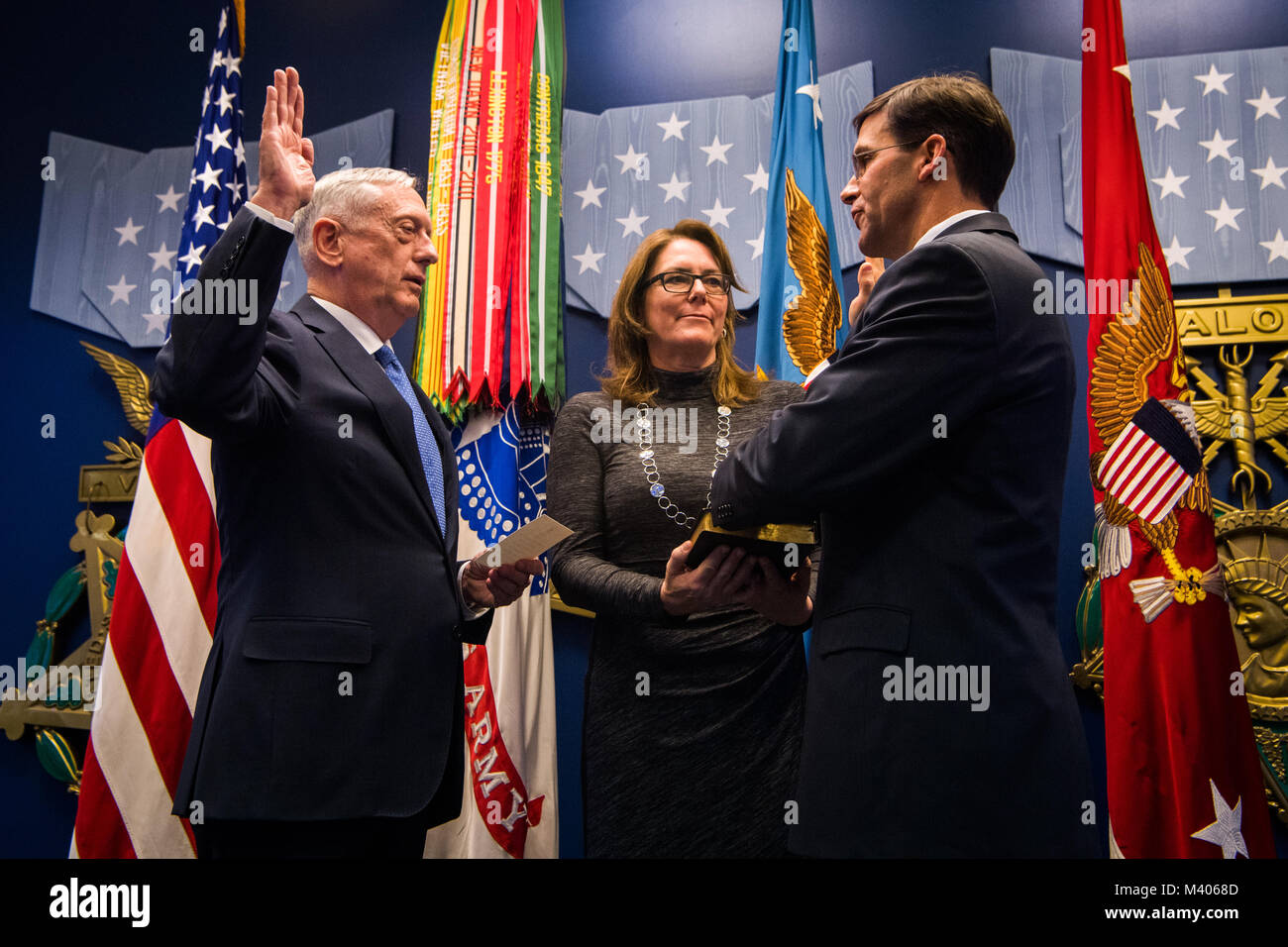 Il Segretario della Difesa James N. Mattis accolto ufficialmente esercito indietro Segretario il dottor Mark T. Esper nel servizio che lo ha risuscitato durante un giuramento nella cerimonia di premiazione che si terrà al Pentagono Venerdì, 5 gennaio 2018. Foto Stock