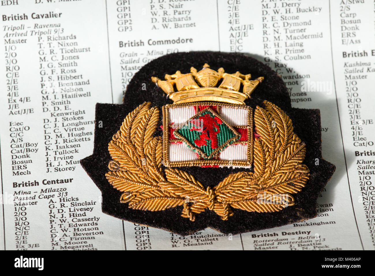 BP ufficiali cap badge sulla BP'equipaggio della nave elenchi. (1970s). BP petroliera flotta. Foto Stock
