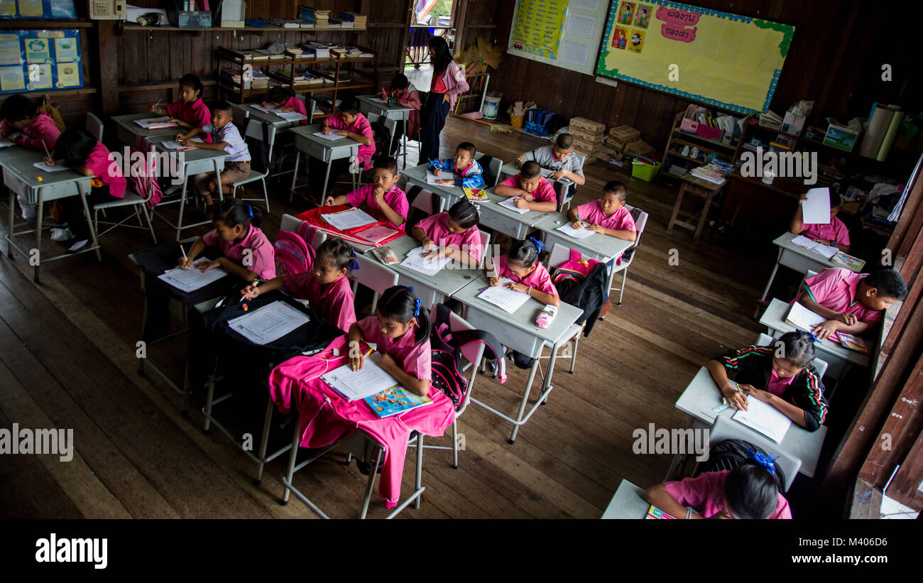 Bambini da Wat Sombum Naram scuola nella provincia di Rayong, Thailandia, imparare il Thai, Febbraio 7, 2018. Soldati e marinai dalla Marina Militare tailandese, Esercito di Singapore e Stati Uniti Navy, hanno lavorato insieme per costruire un multi-purpose camera di classe per la scuola durante la fase di esercizio Cobra Gold 2018. Cobra Gold 2018 mantiene la messa a fuoco su umanitaria azione civica, impegno nella comunità medica e le attività svolte durante l'esercizio per supportare le esigenze e gli interessi umanitari delle popolazioni civili attorno alla regione. Esercizio Cobra Gold 2018 è un esercizio annuale condotta nel Regno di Thailandia detenute da feb. Foto Stock