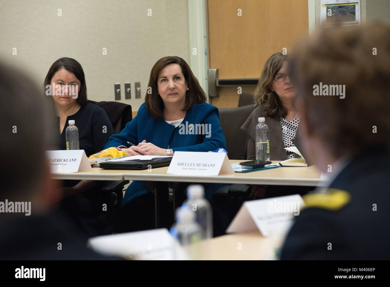 La sig.ra Kelle Strickland, capo del personale, di armi al Sergente, Casa dei Rappresentanti, ascolta come Lt. Gen. Nadja West, Esercito chirurgo generale e comandante della U.S. Army Medical Command, risponde alla sua domanda durante la leadership delle donne Tavola Rotonda ospitata presso il Pentagono, Febbraio 7, 2018. Top U.S. militari generali si è incontrato con i delegati del congresso per discutere le loro prospettive di vita come donne militari e l importanza di avere accesso ad ogni americano di talento che possono aggiungere resistenza alla forza. (U.S. La riserva di esercito foto di magg. Valerie Palacios) Foto Stock