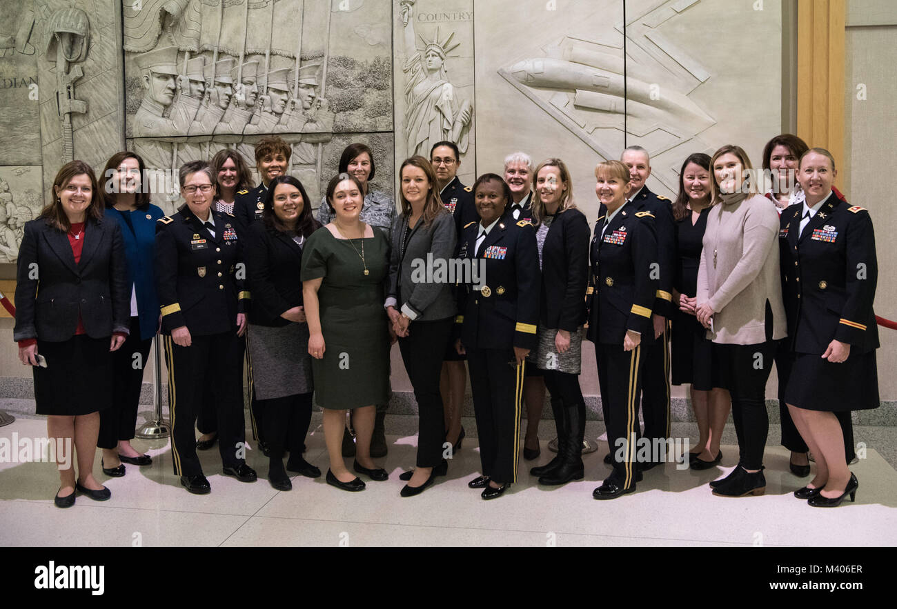 Femmina ufficiali generali e staff congressuale delegati si riuniscono per una foto di gruppo dopo la leadership delle donne Tavola Rotonda ospitata presso il Pentagono, Febbraio 7, 2018. Top U.S. militari generali si è incontrato con i delegati del congresso per discutere le loro prospettive di vita come donne militari e l importanza di avere accesso ad ogni americano di talento che possono aggiungere resistenza alla forza. (U.S. La riserva di esercito foto di magg. Valerie Palacios) Foto Stock