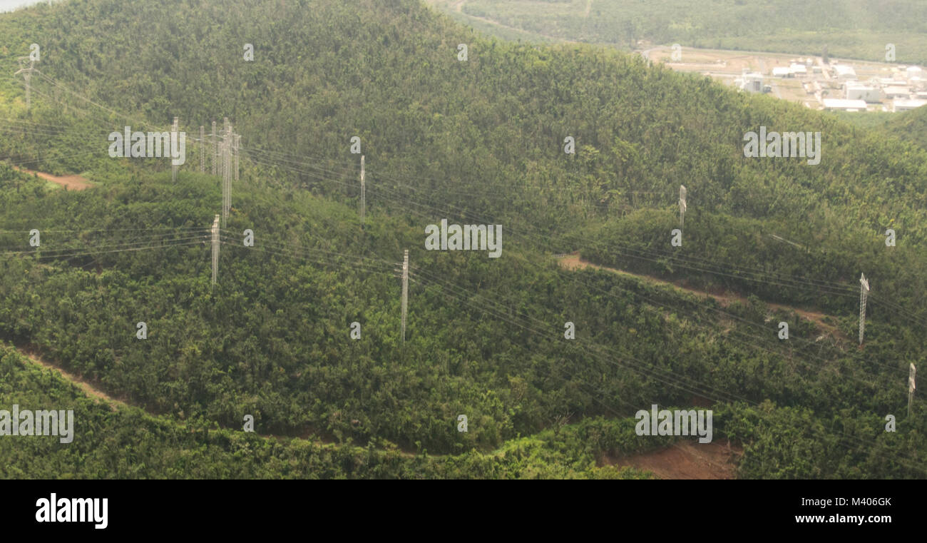 Più di una dozzina di funzionari di Stati Uniti Esercito di ingegneri, la Federal Emergency Management Agency e il Puerto Rico Energia Elettrica Autorità, intervistate il Puerto Rico paesaggio a sorvegliare i progressi della potenza di restauro in missione dopo gli uragani di Irma e Maria. Il percorso in elicottero ha volato oltre 190 miglia di linee di potenza in esecuzione su terreno montuoso. Il lavoro qui spesso non ha strade per offrire attrezzature pesanti e materiale. Tutto ciò deve essere messo insieme in pezzi sollevata in elicottero e portato a zone cancellate del fogliame della giungla, spesso da machete e chainsa Foto Stock