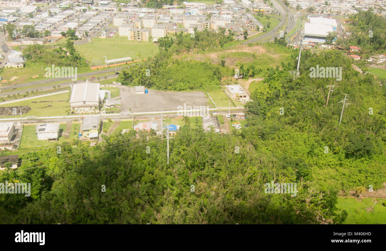 Più di una dozzina di funzionari di Stati Uniti Esercito di ingegneri, la Federal Emergency Management Agency e il Puerto Rico Energia Elettrica Autorità, intervistate il Puerto Rico paesaggio a sorvegliare i progressi della potenza di restauro in missione dopo gli uragani di Irma e Maria. Il percorso in elicottero ha volato oltre 190 miglia di linee di potenza in esecuzione su terreno montuoso. Il lavoro qui spesso non ha strade per offrire attrezzature pesanti e materiale. Tutto ciò deve essere messo insieme in pezzi sollevata in elicottero e portato a zone cancellate del fogliame della giungla, spesso da machete e chainsa Foto Stock