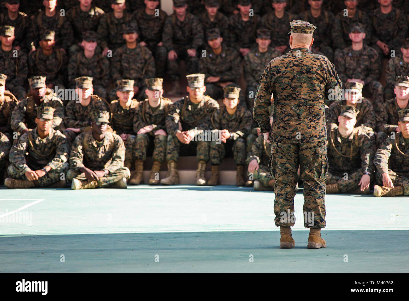 Il comandante del Marine Corps gen. Robert B. Neller parla di municipi durante una visita a ventinove Palms, California, 7 febbraio 2018. Neller indirizzata Marines e marinai circa il suo ultimo messaggio alla forza e risposto alle domande. (U.S. Marine Corps foto di Sgt. Olivia G. Ortiz) Foto Stock