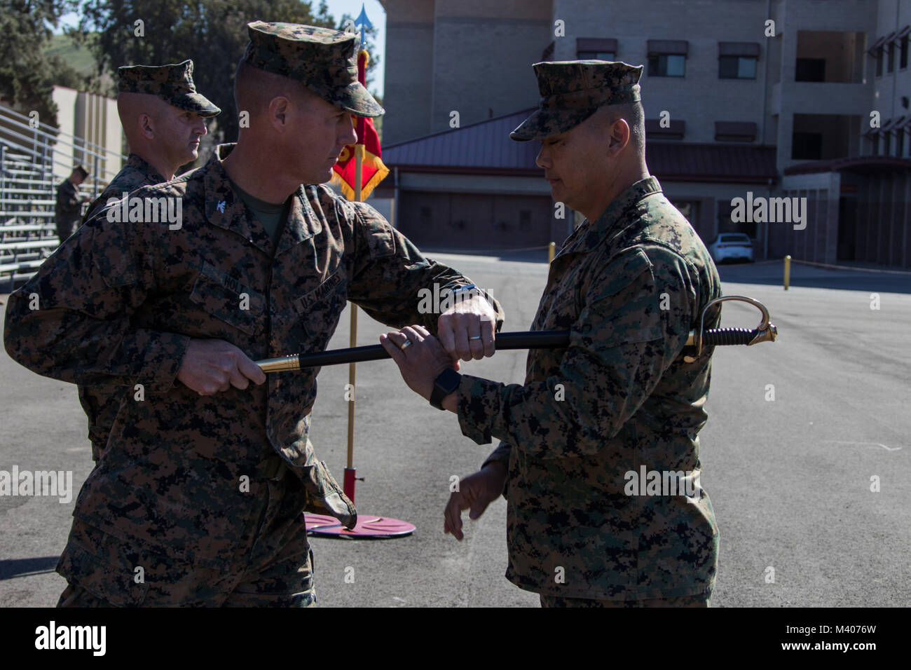 Stati Uniti Marine Corps Col. Jeff C. Holt, il comandante per la scuola di Infantry-West, sinistra, passa il delegato Non-Commissioned spada a Sgt. Il Mag. Jonathan L. Groth, destra, l'imminente sergente maggiore durante un sollievo e nomina cerimonia, Febbraio 8, 2018. La cerimonia si è tenuta a nominare Sgt. Il Mag. Jonathan L. Groth come il nuovo sergente maggiore per la scuola di Infantry-West. (U.S. Marine Corps foto di Cpl. Andre Heath) Foto Stock