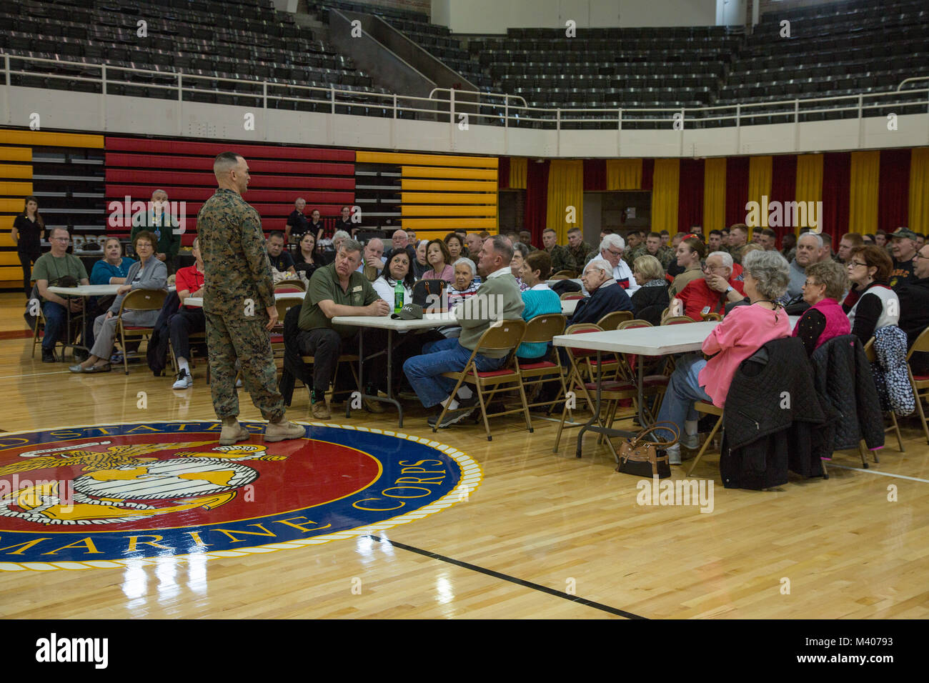 Stati Uniti Marine Corps Il Mag. Gen. John K. Amore, comandante generale, seconda divisione Marine (2d MARDIV), accoglie i membri della Seconda Divisione Marine Association (SMDA) su Camp Lejeune, N.C., Febbraio 7, 2018. SMDA è a bordo di Camp Lejeune di osservare e celebrare la divisione's 77th compleanno. (U.S. Marine Corps photo by Lance Cpl. Taylor N. Cooper) Foto Stock