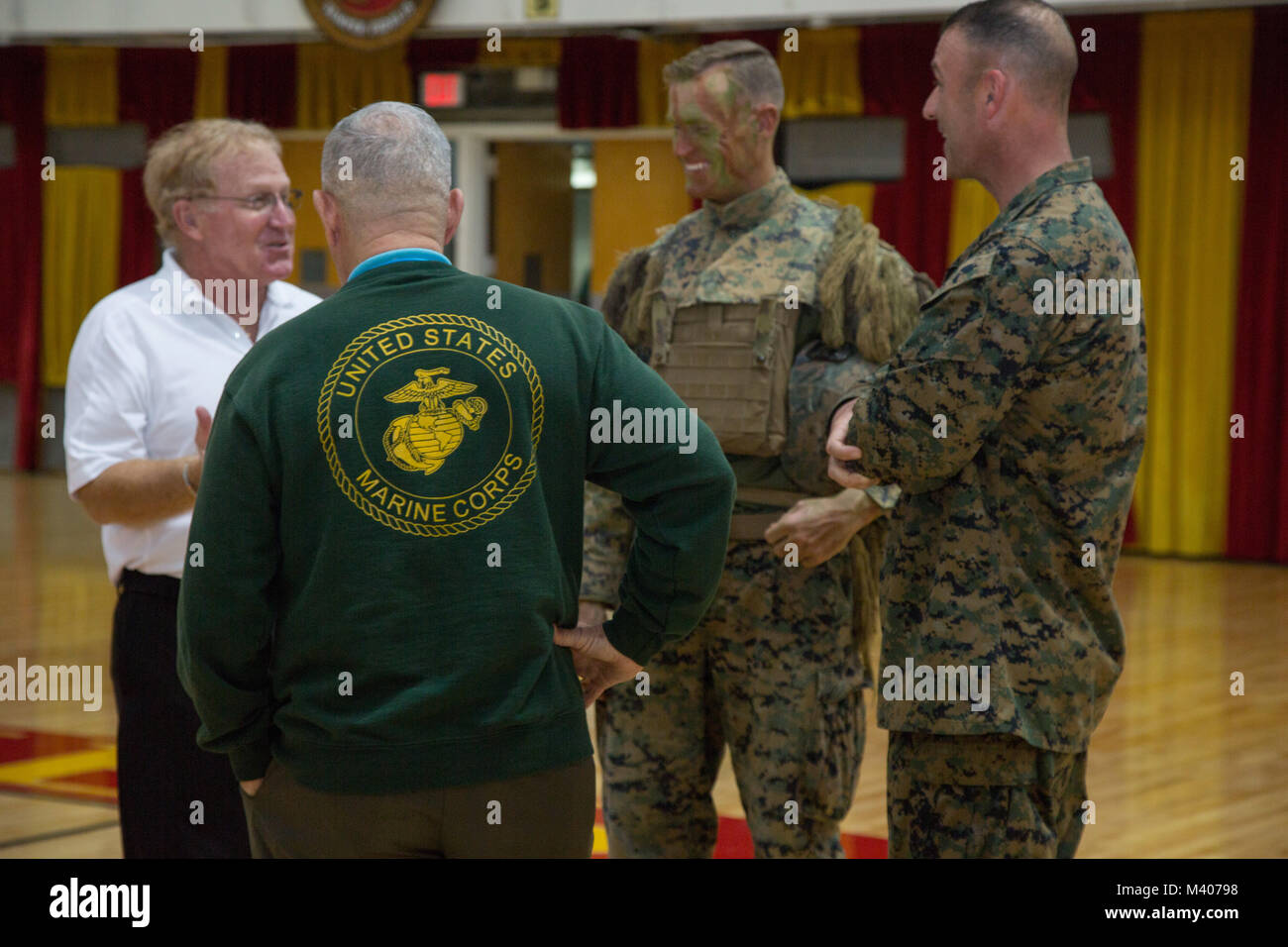 Stati Uniti Marine Corps Sgt. Il Mag. Michael P. Woods, sergente maggiore, seconda divisione Marine, destra, parla con i membri di seconda divisione Marine Association (SMDA), il Camp Lejeune, N.C., Febbraio 7, 2018. SMDA è a bordo di Camp Lejeune di osservare e celebrare la divisione's 77th compleanno. (U.S. Marine Corps photo by Lance Cpl. Taylor N. Cooper) Foto Stock