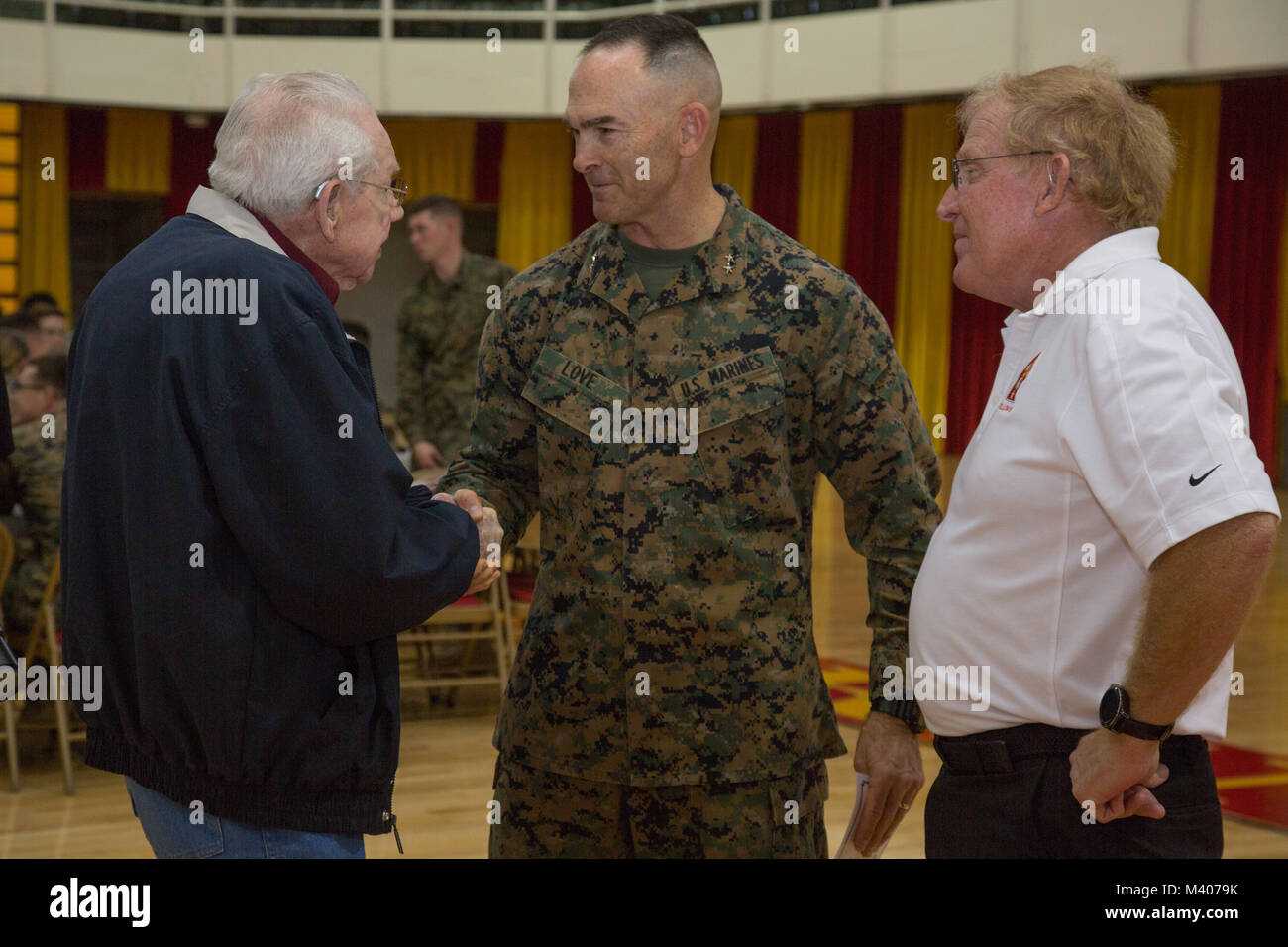 Stati Uniti Marine Corps Il Mag. Gen. John K. Amore, comandante generale, seconda divisione Marine (2d MARDIV), parla con i membri della Seconda Divisione Marine Association (SMDA), il Camp Lejeune, N.C., Febbraio 7, 2018. SMDA è a bordo di Camp Lejeune di osservare e celebrare la divisione's 77th compleanno. (U.S. Marine Corps photo by Lance Cpl. Taylor N. Cooper) Foto Stock