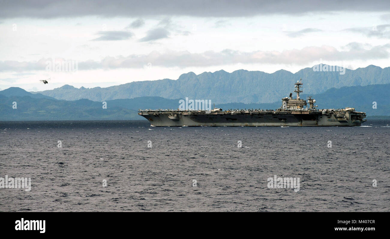 180207-N-LN093-0127 OCEANO PACIFICO (feb. 7, 2018) Il Nimitz-class portaerei USS Carl Vinson (CVN 70) transita il Surigao Strait. La Carl Vinson Strike gruppo è attualmente operativo nel Pacifico occidentale come parte di un programma regolarmente la distribuzione. (U.S. Foto di Marina di Massa lo specialista di comunicazione di terza classe Morenogarcia Jasen/rilasciato) Foto Stock