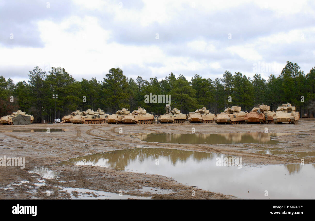 I soldati della Carolina del Nord la Guardia Nazionale, 1-252nd Armor reggimento trentesimo Armored Brigade Combat Team, preparare i loro Bradley veicoli da combattimento per la formazione a Fort Bragg, N.C., nel febbraio 10, 2018. (U.S. Esercito foto di Sgt. Motivo Forsyth) Foto Stock